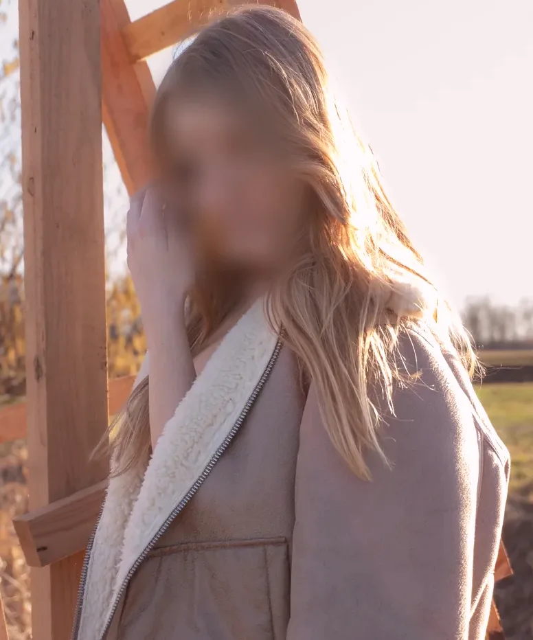 Sophie, 19