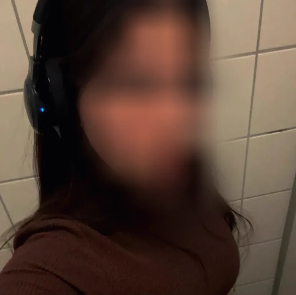 Yvonne, 25